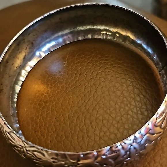 Vintage Silvertone Rose Embossed Chunky Metal Bangle Bracelet - Picture 5 of 7